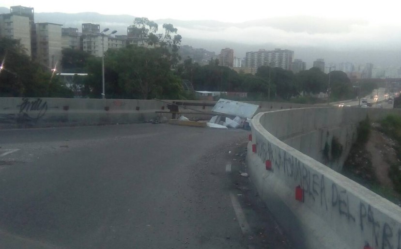 Cerrado el puente 9 de diciembre en El Paraíso #22May (Fotos)