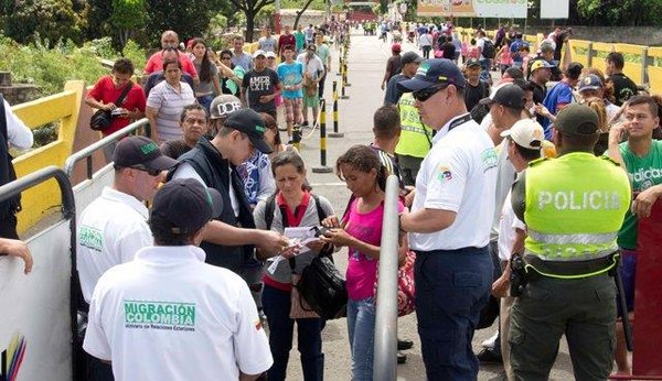 Funcionarios de Migración Colombia chequean el porte de la Tarjeta de Migración y la respectiva cédula a ciudadanos venezolanos que quieren cruzar la frontera. (Foto/José Gregorio Hernández)