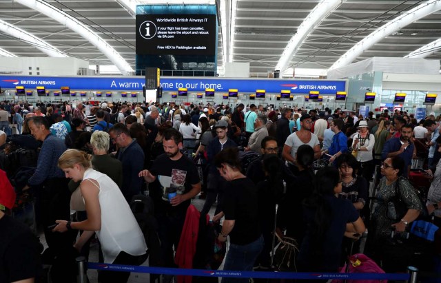 Las personas esperan su equipaje en una de las mesas de atención en el aeropuerto de Heathrow en Londres, Inglaterra. 28 de mayo 2017. El aeropuerto londinense de Heathrow dijo la madrugada del lunes que todavía se producirán algunas interrupciones en los vuelos de British Airways tras un fallo en el sistema informático global en la aerolínea. REUTERS/Neil Hall