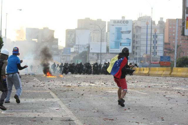 Represión en la Autopista Francisco Fajardo. Foto: Régulo Gómez /Lapatilla