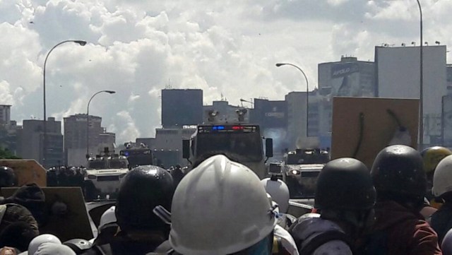 Reprimen con lacrimógenas a manifestantes en la Francisco Fajardo / Foto: Eduardo Ríos La Patilla