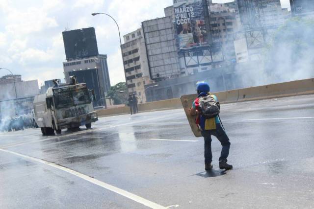 La brutal represión con ballenas contra los manifestantes en Caracas. Foto: régulo Gómez / LaPatilla.com