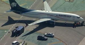 Avión de pasajeros choca con un camión en el aeropuerto de Los Angeles