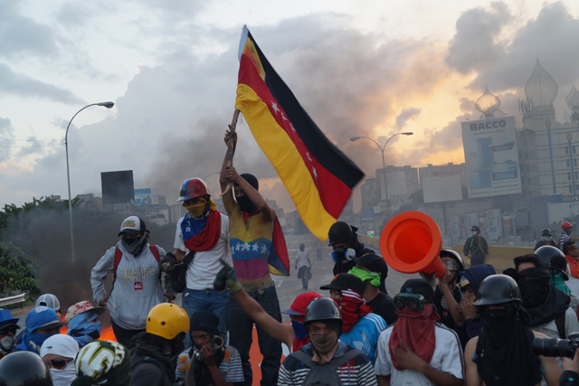 Represión en la Autopista Francisco Fajardo. Foto: Gabriela Gómez /Lapatilla