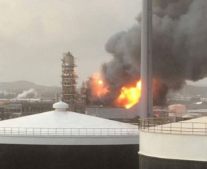 Incendio de gran magnitud en la refinería Isla de Curazao (fotos y video)