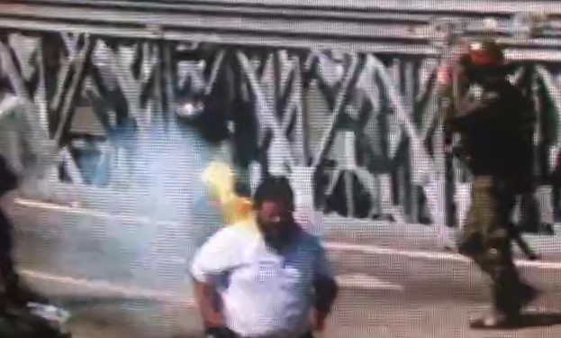 ¡Sadismo! Se retiraba y una JAURÍA de GNB le dio patadas, culatazos y un bombazo en la espalda (VIDEO)