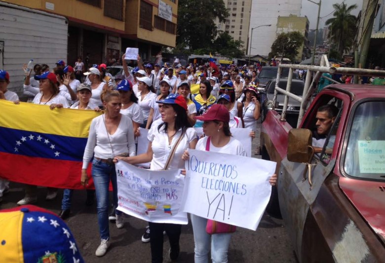 Mujeres de blanco en Los Teques marcharon rumbo a Ramo Verde #6May (Fotos)