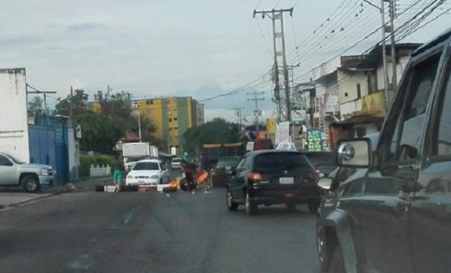 Quema de escombros en la vía de Las Vegas de Táriba, en el estado Táchira / Foto @fcarolinahr 