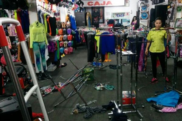 Grupos armados desvirtúan protestas opositoras amedrentando y saqueando a comerciantes de Maracaibo