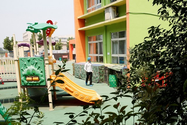 Un investigador camina en la escena de una explosión dentro de un jardín de la infancia en el condado de Fengxian de Xuzhou en la provincia de Jiangsu, China el 16 de junio de 2017. REUTERS / Aly Song