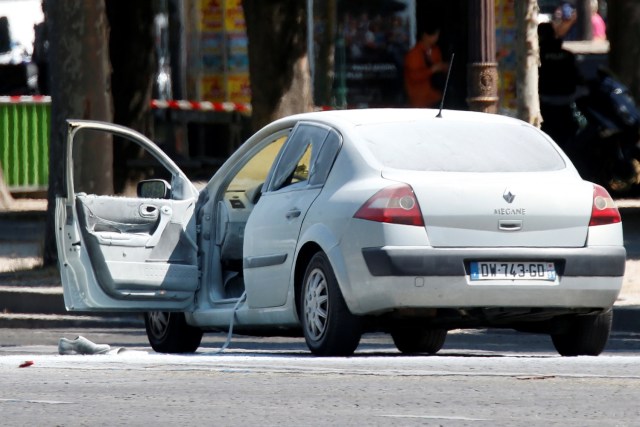 Un automóvil quemado se ve en la avenida de los Campos Elíseos después de un incidente en París, Francia, 19 de junio de 2017. REUTERS / Charles Platiau