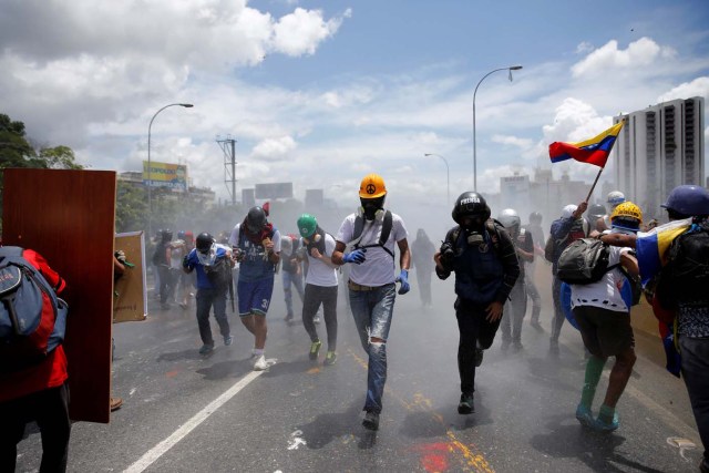 Opposition supporters rally against Venezuela's President Nicolas Maduro's government in Caracas, Venezuela, June 19, 2017. REUTERS/Ivan Alvarado