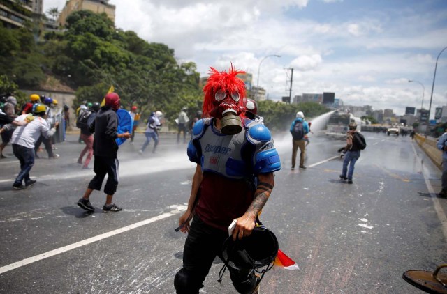 A demonstrator wearing a gas mask attends a rally against Venezuela's President Nicolas Maduro's government in Caracas, Venezuela, June 19, 2017. REUTERS/Ivan Alvarado