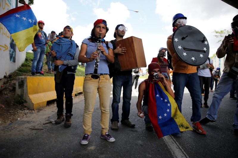 El arte irrumpe como mecanismo de protesta contra Maduro (fotos)