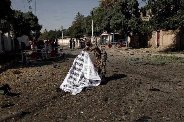 Un soldado cubre un cuerpo después de una explosión en Quetta, Pakistán el 23 de junio de 2017. REUTERS / Naseer Ahmed