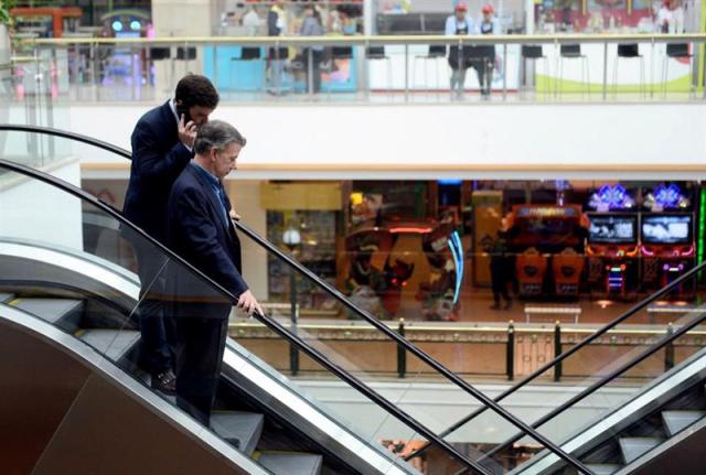 Fotografía cedida por la oficina de prensa de la presidencia de Colombia, del mandatario Juan Manuel Santos (2i) y su hijo Esteban durante un recorrido por el Centro Comercial Andino hoy, domingo 18 de junio de 2017, en Bogotá (Colombia), luego de que el día anterior explotará una bomba y matara a tres mujeres, una de ellas una ciudadana francesa de 23 años. EFE/PRESIDENCIA DE COLOMBIA 