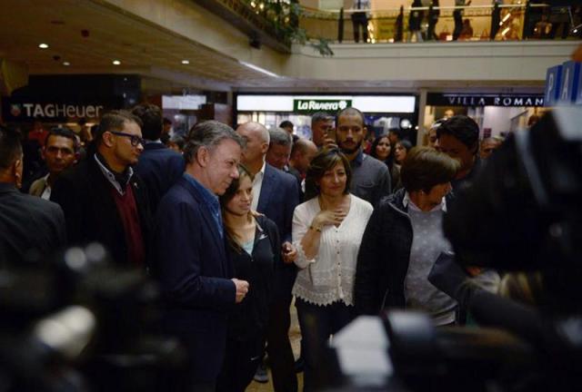 Fotografía cedida por la oficina de prensa de la presidencia de Colombia, del mandatario Juan Manuel Santos (2i) y su hijo Esteban durante un recorrido por el Centro Comercial Andino hoy, domingo 18 de junio de 2017, en Bogotá (Colombia), luego de que el día anterior explotará una bomba y matara a tres mujeres, una de ellas una ciudadana francesa de 23 años. EFE/PRESIDENCIA DE COLOMBIA