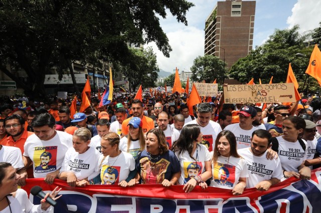 CAR05. CARACAS (VENEZUELA), 19/04/2017.- Lilian Tintori, esposa del líder opositor Leopoldo López, participa en una manifestación junto a cientos de venezolanos hoy, lunes 19 de junio de 2017, en Caracas (Venezuela). La oposición venezolana marcha hoy desde más de 30 puntos de Caracas hasta la sede del Consejo Nacional Electoral (CNE), en el centro de la ciudad, pese a varias restricciones en el transporte público y los puntos de control desplegados por las autoridades. EFE/Miguel Gutiérrez