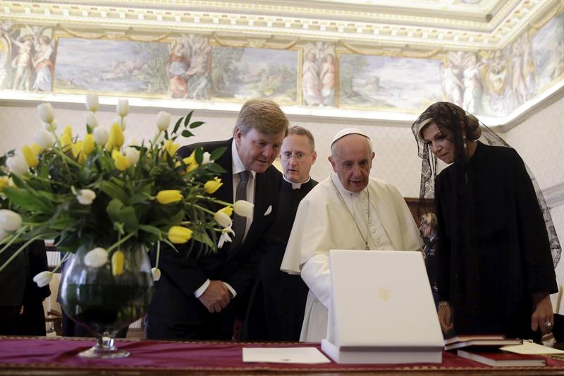 El Papa recibe a reyes de Holanda y estos recuperan el bastón de los Orange