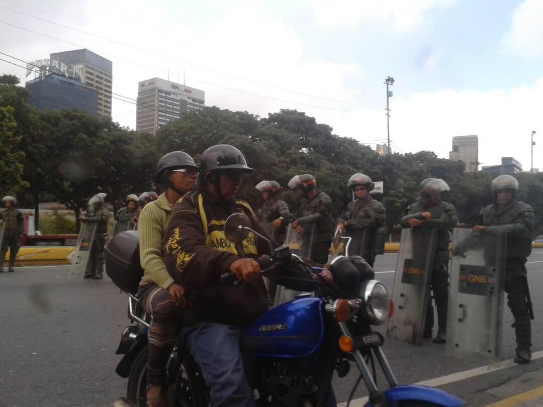 GNB cierra la autopista Francisco Fajardo (Foto)