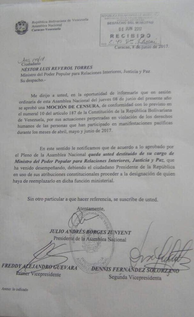 La notificación de moción de censura que fue entregada a Reverol. Foto: Stalin González