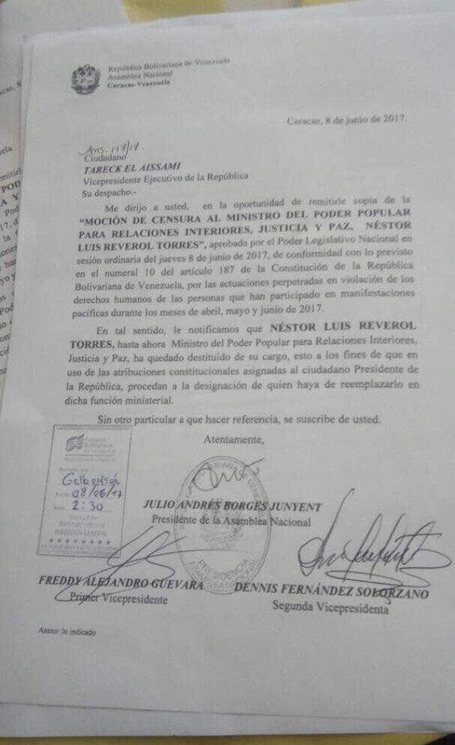 La notificación de moción de censura que fue entregada a Reverol. Foto: Stalin González