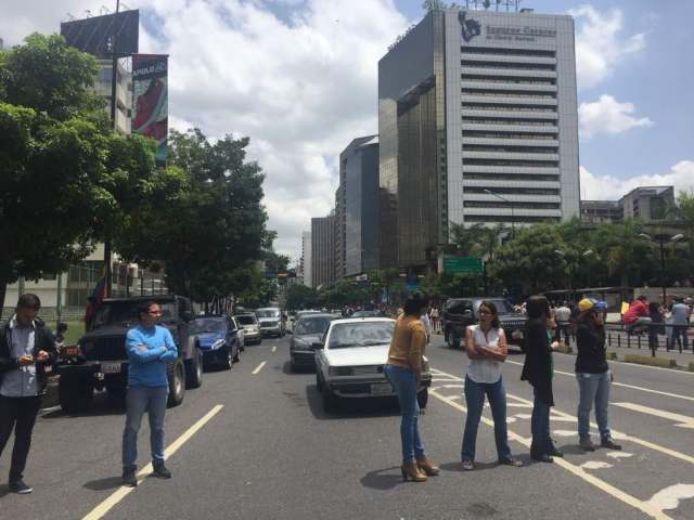 Manifestantes cierran la avenida Francisco de Miranda contra el Gobierno de Maduro, la represión y la Constituyente / Foto: Régulo Gómez - La Patilla