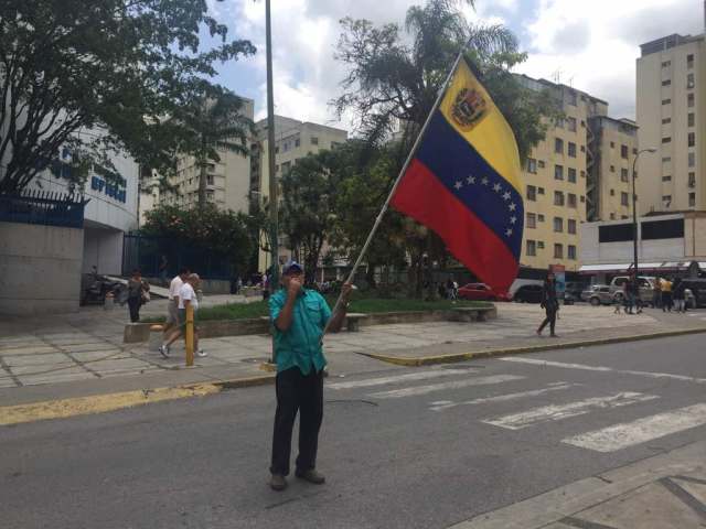 Manifestantes cierran la avenida Francisco de Miranda contra el Gobierno de Maduro, la represión y la Constituyente / Foto: Régulo Gómez - La Patilla