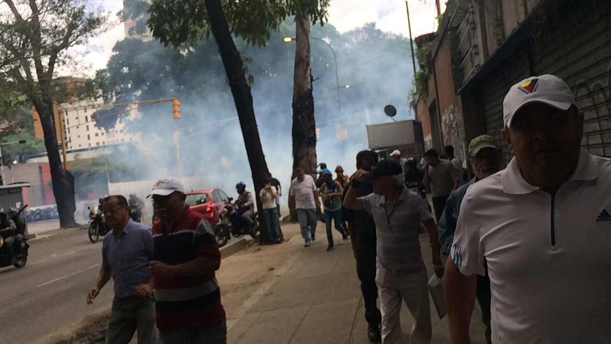GNB reprime con lacrimógenas a manifestantes en El Paraíso #19Jun