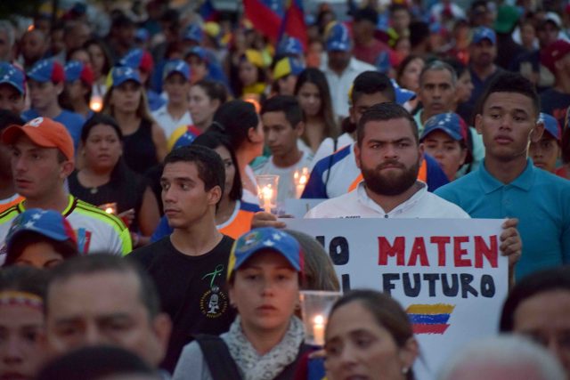 Zulianos realizaron marcha nocturna por los caídos