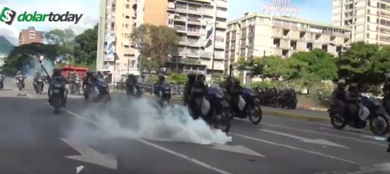 Continúa la arremetida: GNB lanza lacrimógenas a los pies de la prensa nacional e internacional (Video)