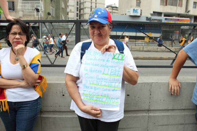 Manifestantes concentrados en el Unicentro el Marqués para movilizarse hasta VTV / Foto: Régulo Gómez - La Patilla