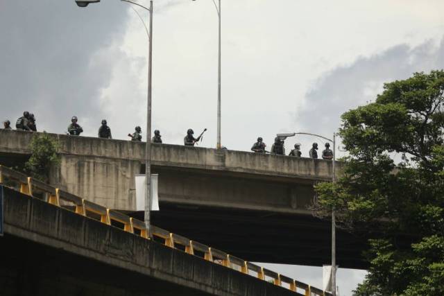 GNB reprime a manifestantes en la Francisco Fajardo / Foto: Will Jiménez - La Patilla