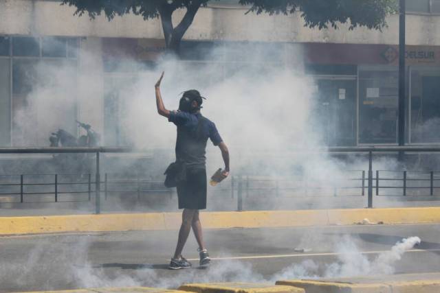 Reprimen en Chacaíto a manifestantes que marchaban hacia la Fiscalía. Foto: Régulo Gómez / LaPatilla.com