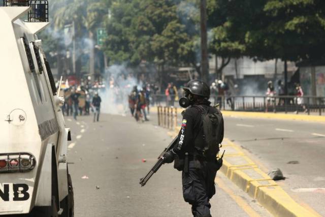 Cuerpos de seguridad también reprimieron la protesta en Chacao. Foto: Will Jiménez / LaPatilla.com