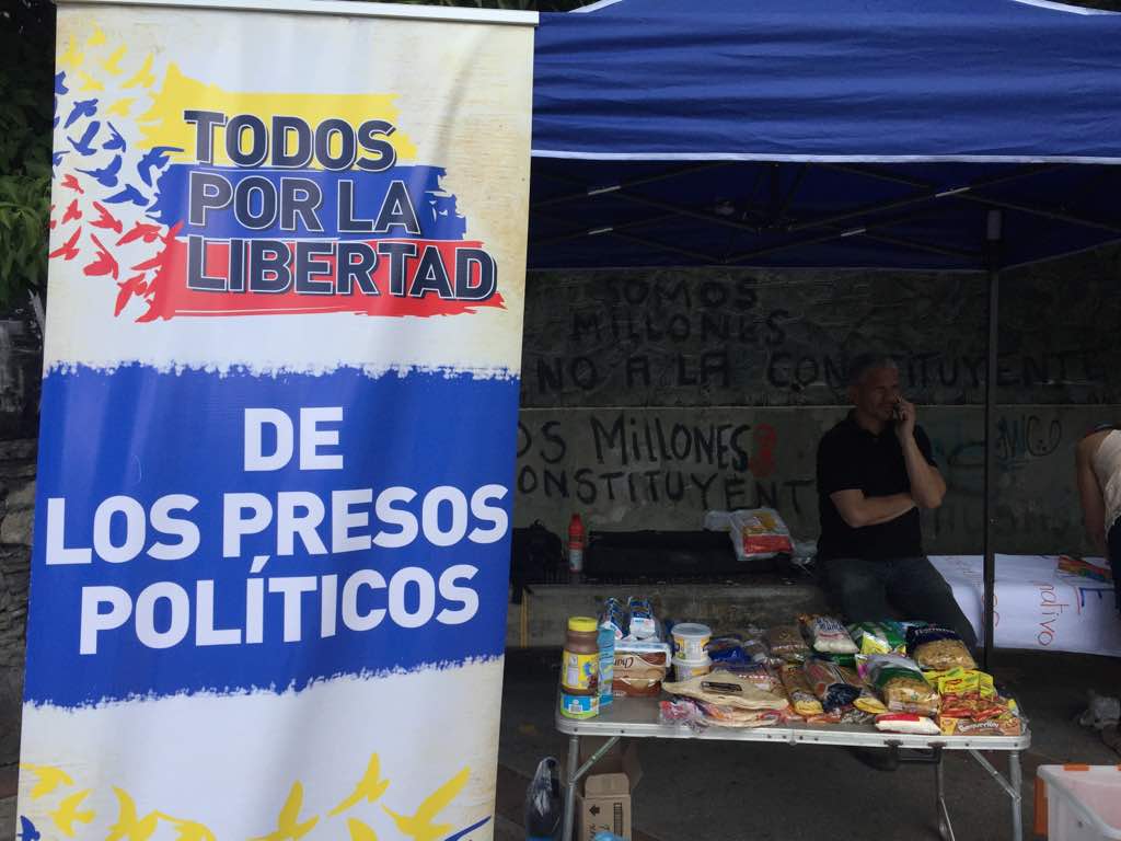 Oposición recolecta alimentos para los presos políticos (Video + Fotos)