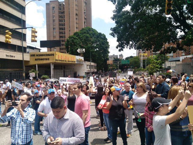 Manifestantes protestan en Boleíta (Foto: @Borisaavedra)