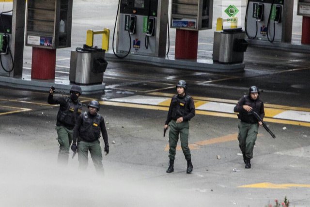GNB disparando contra manifestantes en adyacencias del CCCT. Foto: @hcapriles 