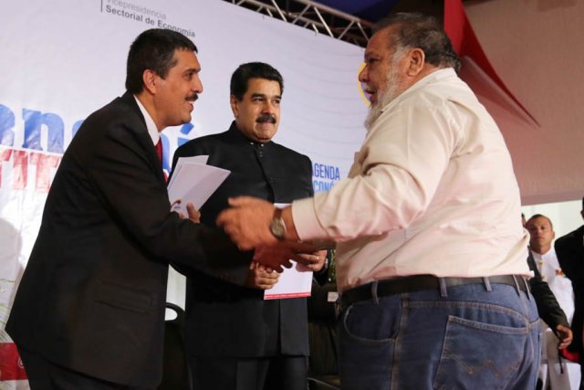 El presidente Nicolás Maduro, junto al ministro de Economía y Finanzas, Ramón Lobo, entregan financiamientos al sector productivo (Foto: @PresidencialVen)