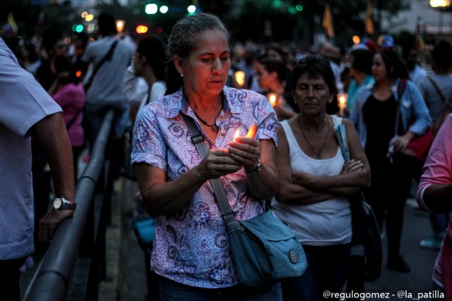 Oposición se concentró en Parque Cristal para homenajear a los caídos. Foto: Régulo Gómez / LaPatilla.com