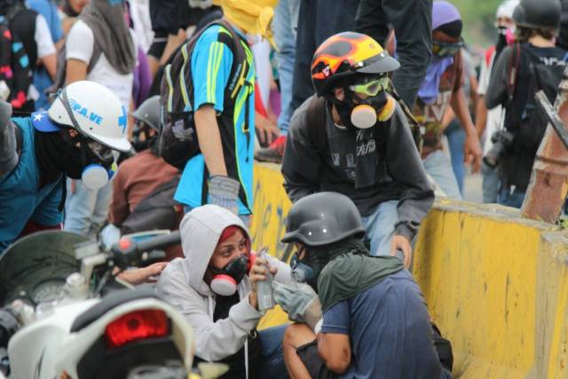 Reprimieron a manifestantes en la Fajardo: Varios afectados por lacrimógenas. Foto: Régulo Gómez / LaPatilla.com