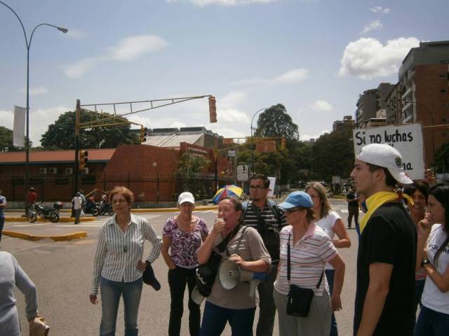 En la avenida Rómulo Gallegos (Miranda) también se cumplió el trancazo. Foto: @Daylijournal / LaPatilla.com