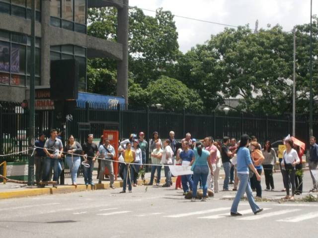 En la avenida Rómulo Gallegos (Miranda) también se cumplió el trancazo. Foto: @Daylijournal / LaPatilla.com