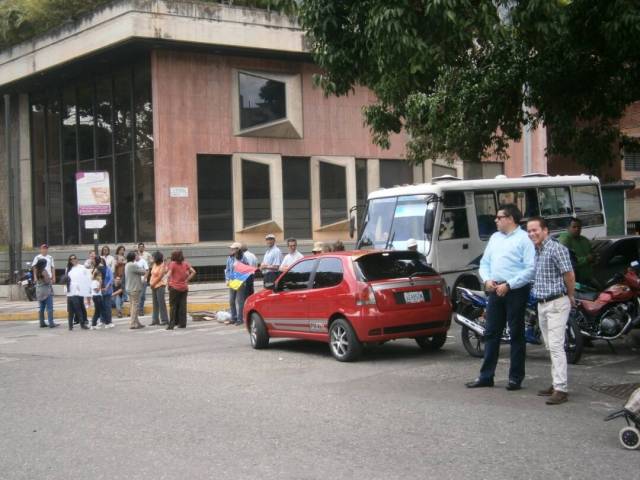 En la avenida Rómulo Gallegos (Miranda) también se cumplió el trancazo. Foto: @Daylijournal / LaPatilla.com