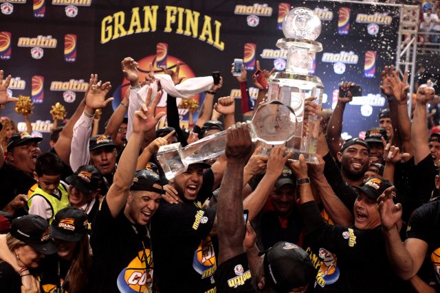 Jugadores del Guaros de Lara celebran la victoria de su equipo hoy, miércoles 5 de julio de 2017, en Barquisimeto (Venezuela). Los Guaros de Lara vencieron hoy a los Marinos de Anzoátegui en el sexto juego de la serie final de la Liga Profesional de Baloncesto (LPB), con pizarra 100-72, y alzaron su primer título en Venezuela de la mano del entrenador argentino Guillermo Vecchio. EFE/PASQUALE GIORGIO