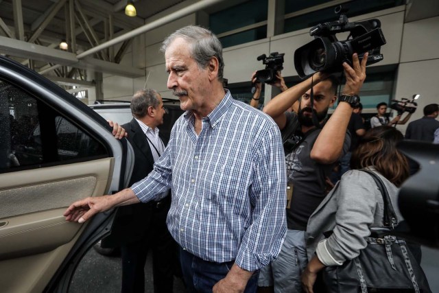 VEN001. CARACAS (VENEZUELA), 15/07/2017.- El expresidente de México Vicente Fox (c) sube a un vehículo tras su llegada al aeropuerto internacional Simón Bolívar hoy, sábado 15 de julio de 2017, en Caracas (Venezuela). Los expresidentes Vicente Fox (México), Andrés Pastrana (Colombia), Jorge Quiroga (Bolivia) Laura Chinchilla y Miguel Ángel Rodríguez (Costa Rica) llegaron hoy a Venezuela para estar presentes este domingo en la consulta impulsada por la oposición sobre la Constituyente. EFE/Miguel Gutiérrez