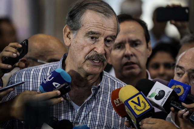 VEN011. CARACAS (VENEZUELA), 15/07/2017.- El expresidente de México Vicente Fox (c) habla con miembros de la prensa tras su llegada al aeropuerto internacional Simón Bolívar hoy, sábado 15 de julio de 2017, en Caracas (Venezuela). Los expresidentes Vicente Fox (México), Andrés Pastrana (Colombia), Jorge Quiroga (Bolivia) Laura Chinchilla y Miguel Ángel Rodríguez (Costa Rica) llegaron hoy a Venezuela para estar presentes este domingo en la consulta impulsada por la oposición sobre la Constituyente. EFE/Miguel Gutiérrez