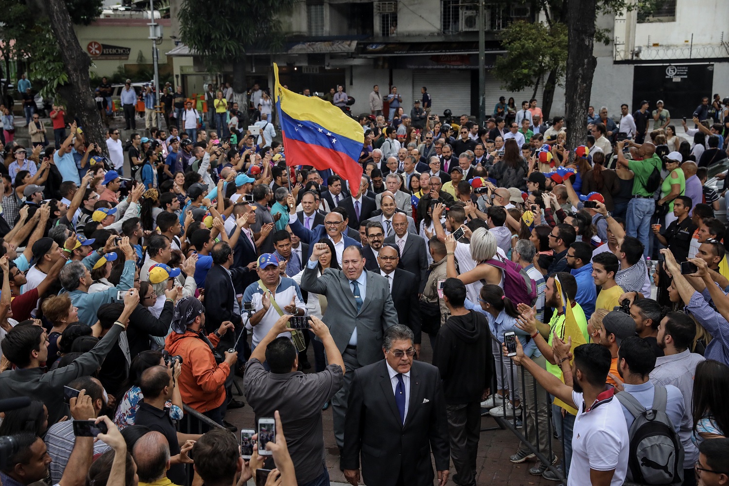 Sin la presencia de sus abogados, privaron de libertad al Magistrado Ángel Zerpa