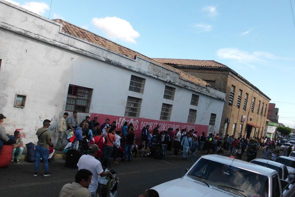 Muchas personas se movilizaron durante todo el viernes por el puesto de Migración del Saime en San Antonio del Táchira. (Foto/JGH)