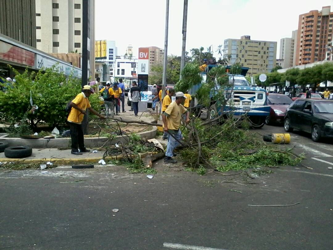Alcaldía atiende con barrido manual saneamiento ambiental en Maracaibo